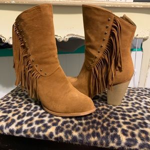 Fringe boots! Size 10 and super cute 🤩